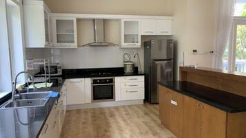 Deluxe Villa, 4 Bedrooms, Balcony, Courtyard View | Private kitchen