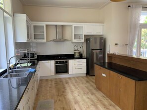 Deluxe Villa, 4 Bedrooms, Balcony, Courtyard View | Private kitchen