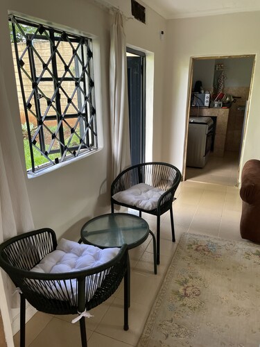 Your cozy farm cabin escape! Year-round birds, blooms & serenity.