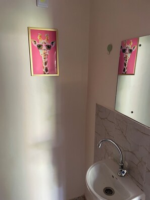 Een haardroger, handdoeken, zeep, toiletpapier
