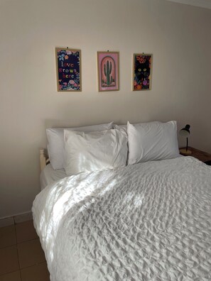 1 slaapkamer, een strijkplank/strijkijzer, wifi, beddengoed