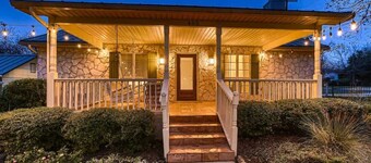 The Cornerstone Cottage - steps from the Square!