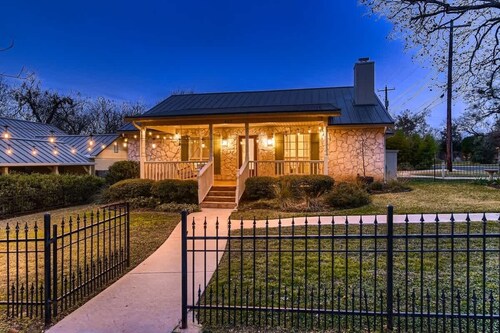 The Cornerstone Cottage - steps from the Square!