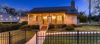 The Cornerstone Cottage - steps from the Square!