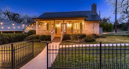 The Cornerstone Cottage - steps from the Square!