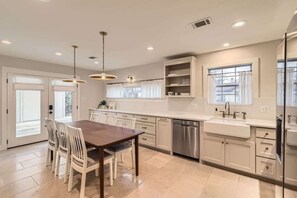 Fridge, microwave, oven, stovetop - The Cornerstone Cottage - steps from the Square! (Georgetown)