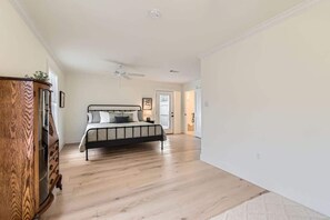 2 habitaciones, tabla de planchar con plancha, cuna de viaje y wifi 