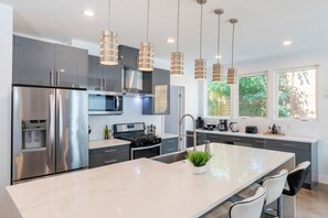 Kühlschrank, Mikrowelle, Ofen, Herdplatte