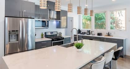 Huge 6BR Gem w/ Hot Tub - Near Downtown, SXSW