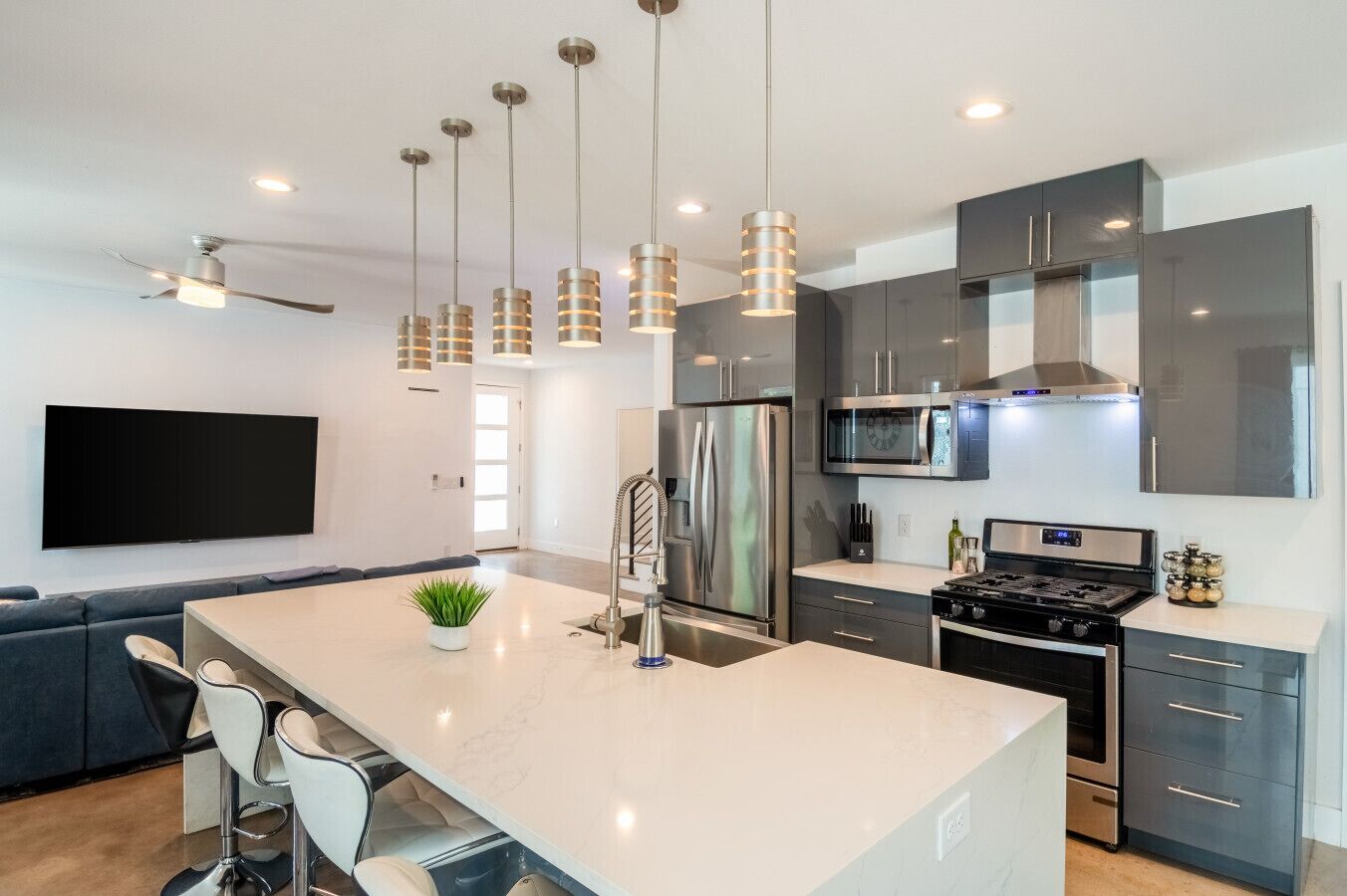 Réfrigérateur, micro-ondes, four, plaque de cuisson