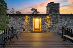 Terrace/patio - Sunridge Lookout by AvantStay | Big Backyard Oasis + Patio, Central Location (Pebble Beach)