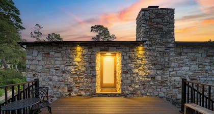 Sunridge Lookout by AvantStay | Big Backyard Oasis + Patio, Central Location
