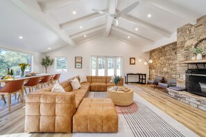 Smart TV, fireplace - Sunridge Lookout by AvantStay | Big Backyard Oasis + Patio, Central Location (Pebble Beach)