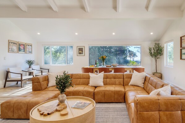 Smart TV, fireplace - Sunridge Lookout by AvantStay | Big Backyard Oasis + Patio, Central Location (Pebble Beach)