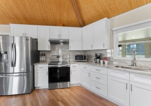 ثلاجة، ميكروويف، فرن، موقد طهي مسطح