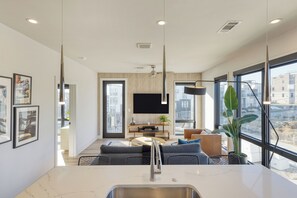 Interior - New Modern 2BDR in Walkable Midtown w/ Gym, Pool | Honkey-Tonk by AvantStay (Nashville)