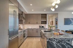 Réfrigérateur, four à micro-ondes, un four, surface de cuisson