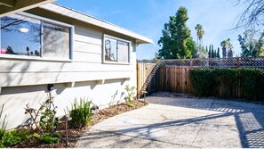 Property grounds - Dreamy Luxe Pool Retreat - 3BR in Urban Campbell (Campbell)