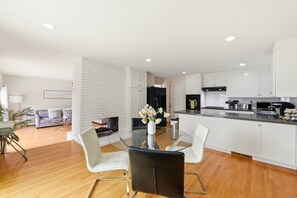 Private kitchen - Dreamy Luxe Pool Retreat - 3BR in Urban Campbell (Campbell)