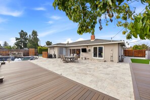 Outdoor dining - Dreamy Luxe Pool Retreat - 3BR in Urban Campbell (Campbell)