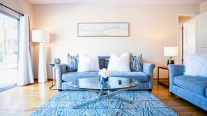 Living area - Dreamy Luxe Pool Retreat - 3BR in Urban Campbell (Campbell)