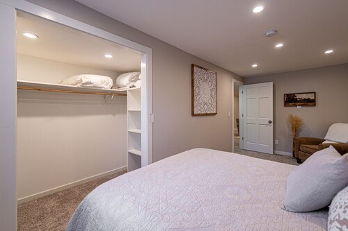 Hawkeye Haven | Garage | 4 Bd 2 Ba| Sleeps 8