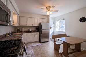 ثلاجة، ميكروويف، فرن، موقد طهي مسطح