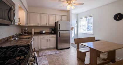 Hawkeye Haven | Garage | 4 Bd 2 Ba| Sleeps 8