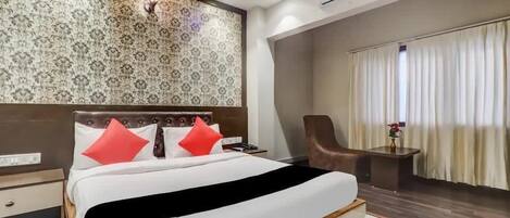 Rom – executive | Oppholdsområde | En 32-tommers LED-TV med kabel-kanaler samt printere