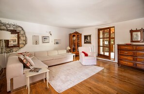 Een smart-tv en een open haard