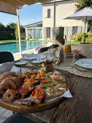 Desayuno típico de la región gratuito y diario