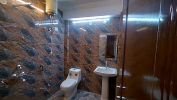 Shower, jubah mandi, handuk, dan sampo