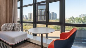 高级房 好莱坞双床 | 羽绒被、办公桌、免费 WiFi、床单