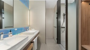 1 King Suite | Bathroom | Shower, hydromassage showerhead, free toiletries, hair dryer