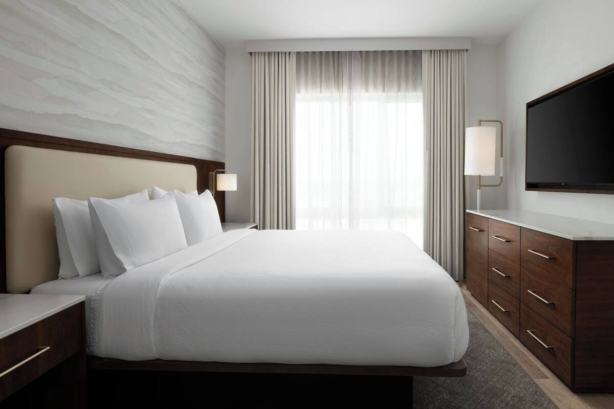 In-room safe, desk, laptop workspace, blackout drapes