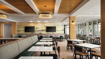 Café da manhã com buffet grátis todos os dias