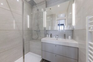 Shower, hair dryer, towels, shampoo