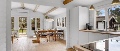 Kjøleskap, mikrobølgeovn, oppvaskmaskin og kjøkkenutstyr