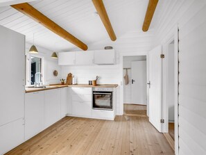 Kühlschrank, Mikrowelle, Geschirrspüler, Kochgeschirr/Geschirr/Besteck