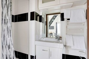 Dusj, hårføner og håndklær