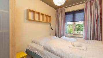 2 slaapkamers, reisbedje