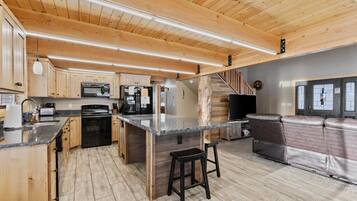 Geladeira, micro-ondas, fogão, cooktop