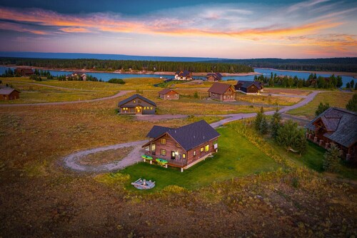 Lakeview Lodge | Yellowstone, Hot Tub, Theater, Games, Fire Pit!