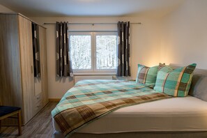 9 habitaciones, tabla de planchar con plancha y cuna de viaje 