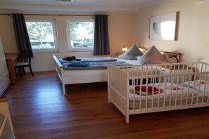 9 Schlafzimmer, Bügeleisen/Bügelbrett, Reisekinderbett, kostenloses WLAN