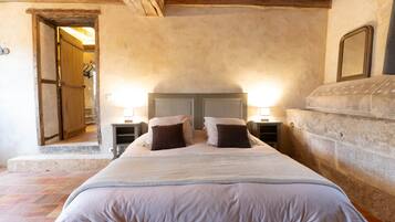 1 slaapkamer, een strijkplank/strijkijzer, gratis wifi, beddengoed