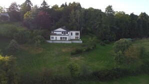 A modern two-story house surrounded by dense forest. - Panoramic villa with private sauna in Erezée (Érezée)