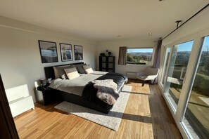 4 bedrooms, iron/ironing board, WiFi