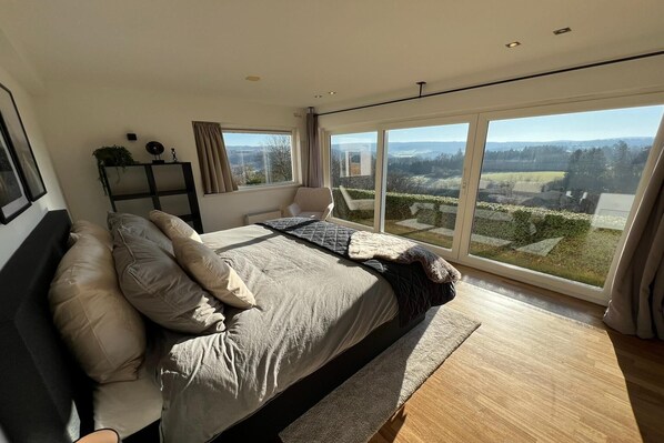 4 bedrooms, iron/ironing board, WiFi