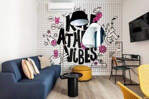 MIXT Chroma 1-bed | Oleskelualue | 43–tuumainen taulutelevisio, jossa digitaalikanavat